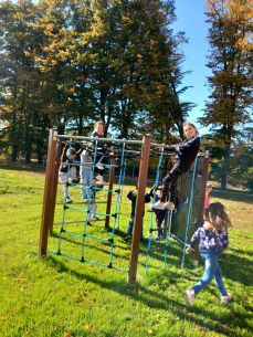 Zabawy na nowym placu zabaw