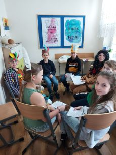 Lekcje z książką w tle 