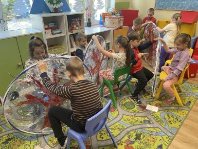 Malowanie na folii - zabawy sensoryczne w kl.0